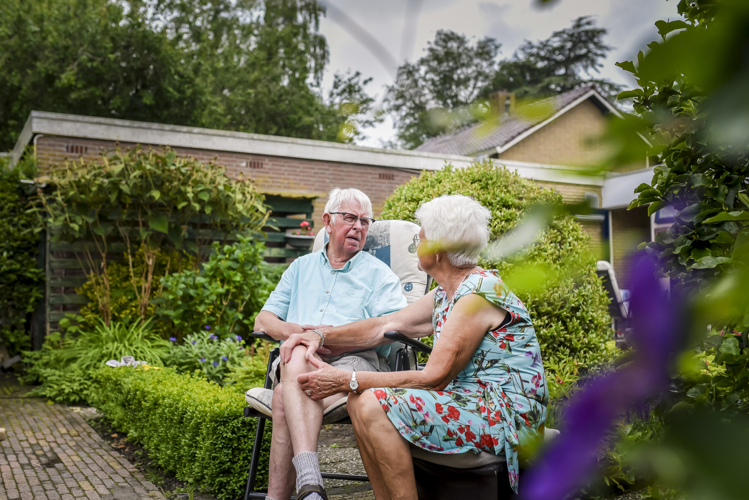 echtpaar in hun tuin