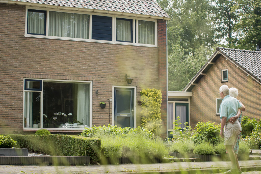 ouder echtpaar voor hun huis